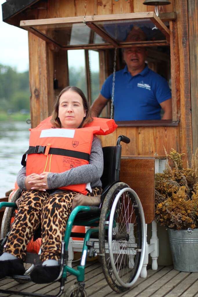 2 osoby na łodzi, jedna na wózku inwalidzkim