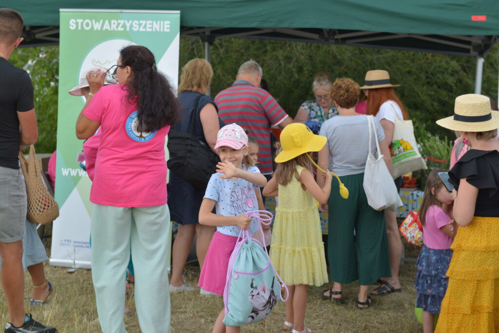 8 osób czeka w kolejce