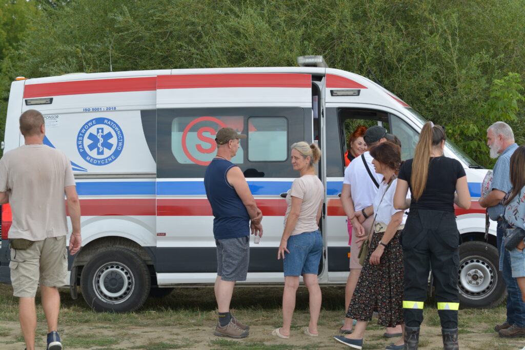 Karetka pogotowia, pacjenci czekają na badania