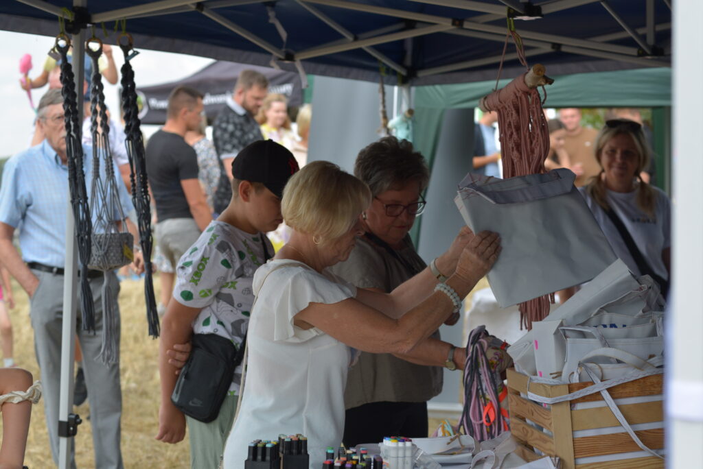 3 osoby oglądają rękodzieło