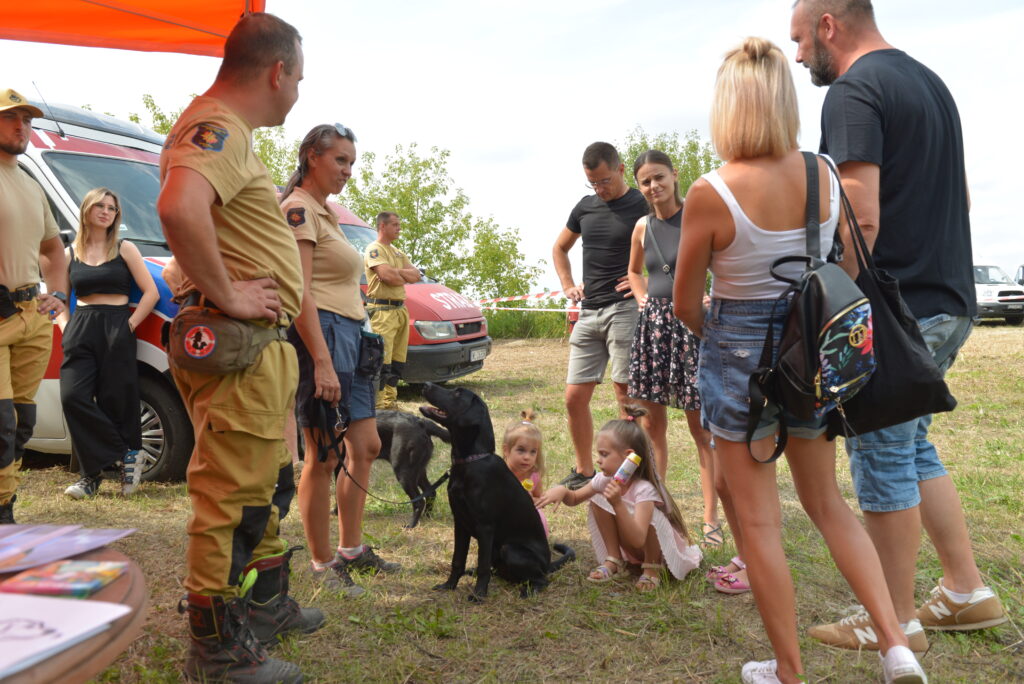 7 osób w towarzystwie psów ratowniczych