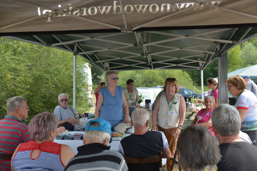 10 osób słucha wykładu prozdrowotnego