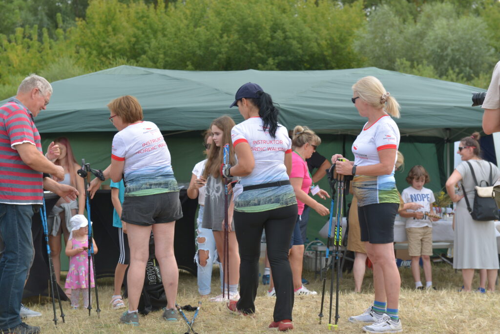 6 osób z kijkami do Nordic Walkingu