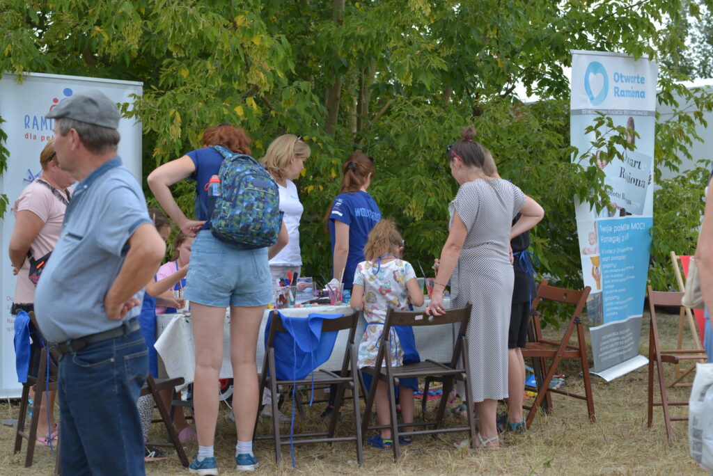 10 osób przy stole, przy zajęciach plastycznych