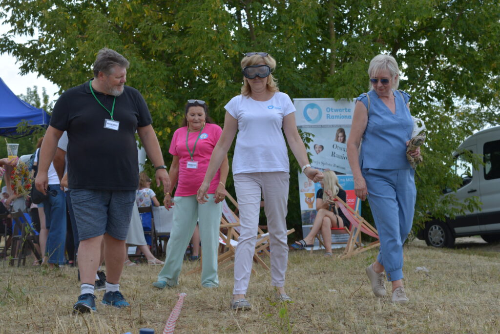 4 osoby chodzą po równoważni