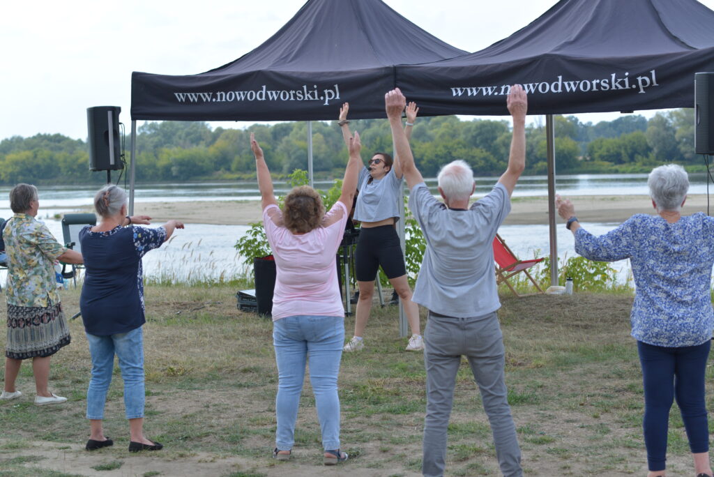 6 osób wykonuje ćwiczenia przy muzyce